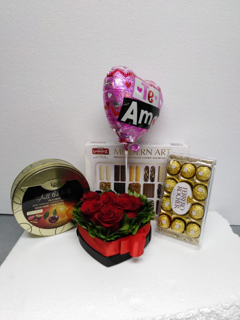 Caja corazn con 6 Rosas ms Bombones Ferrero Rocher, Galletas, Caramelos Mix y Globito 